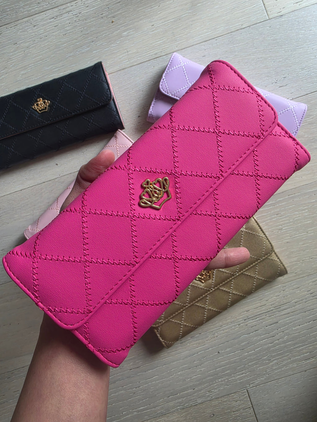 Woman everyday wallet, daily essential, timeless, elegant.