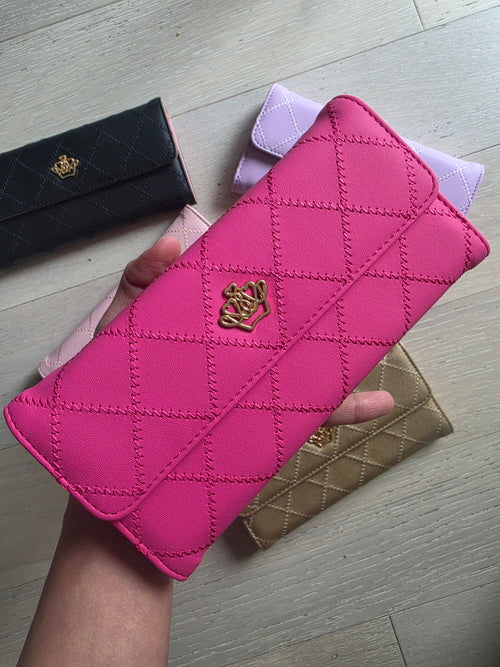 Woman everyday wallet, daily essential, timeless, elegant.