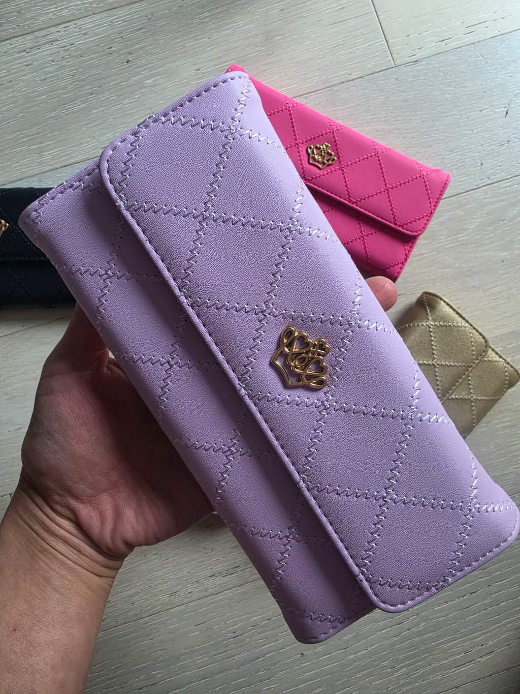 Woman everyday wallet, daily essential, timeless, elegant.