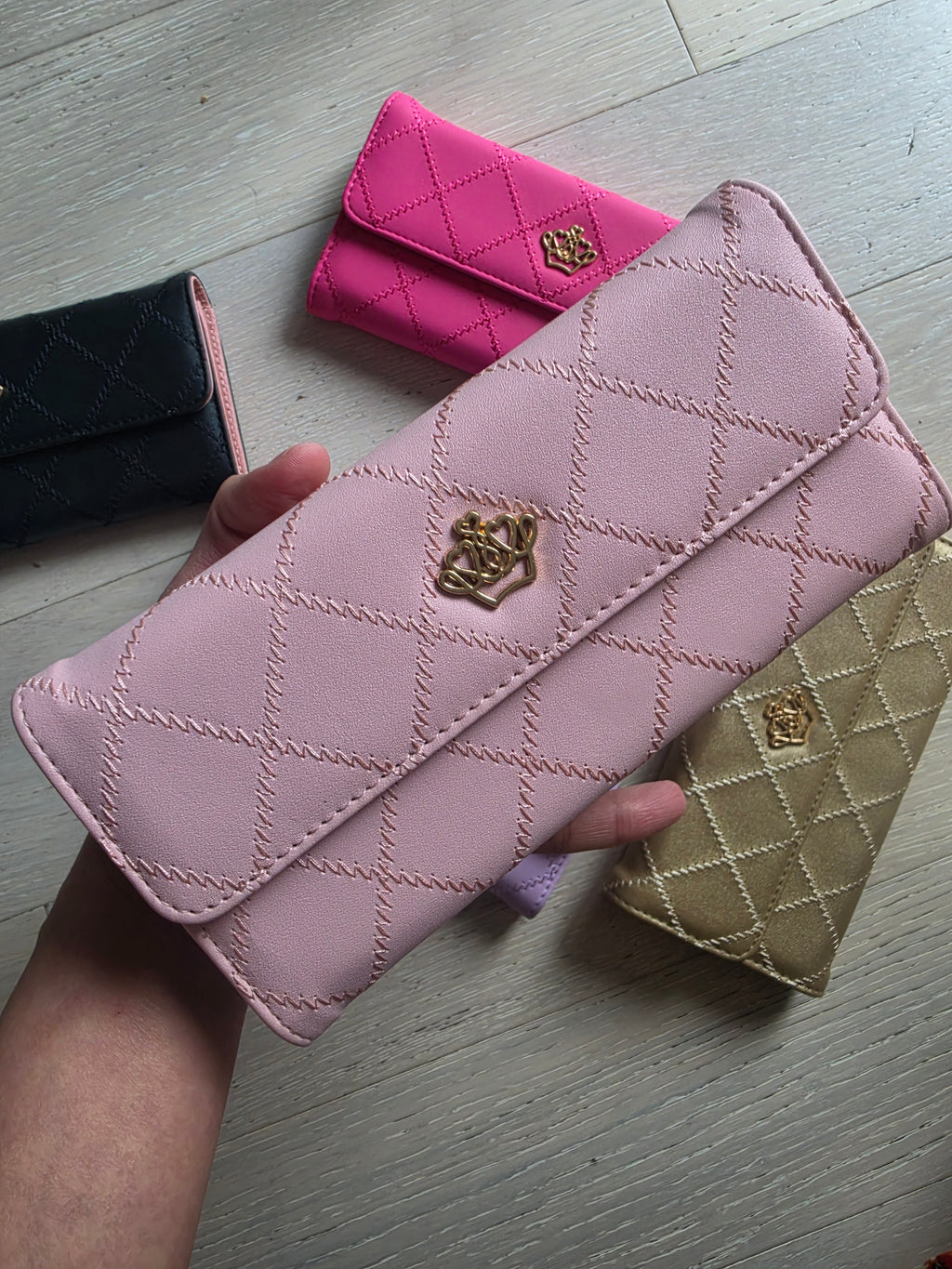 Woman everyday wallet, daily essential, timeless, elegant.