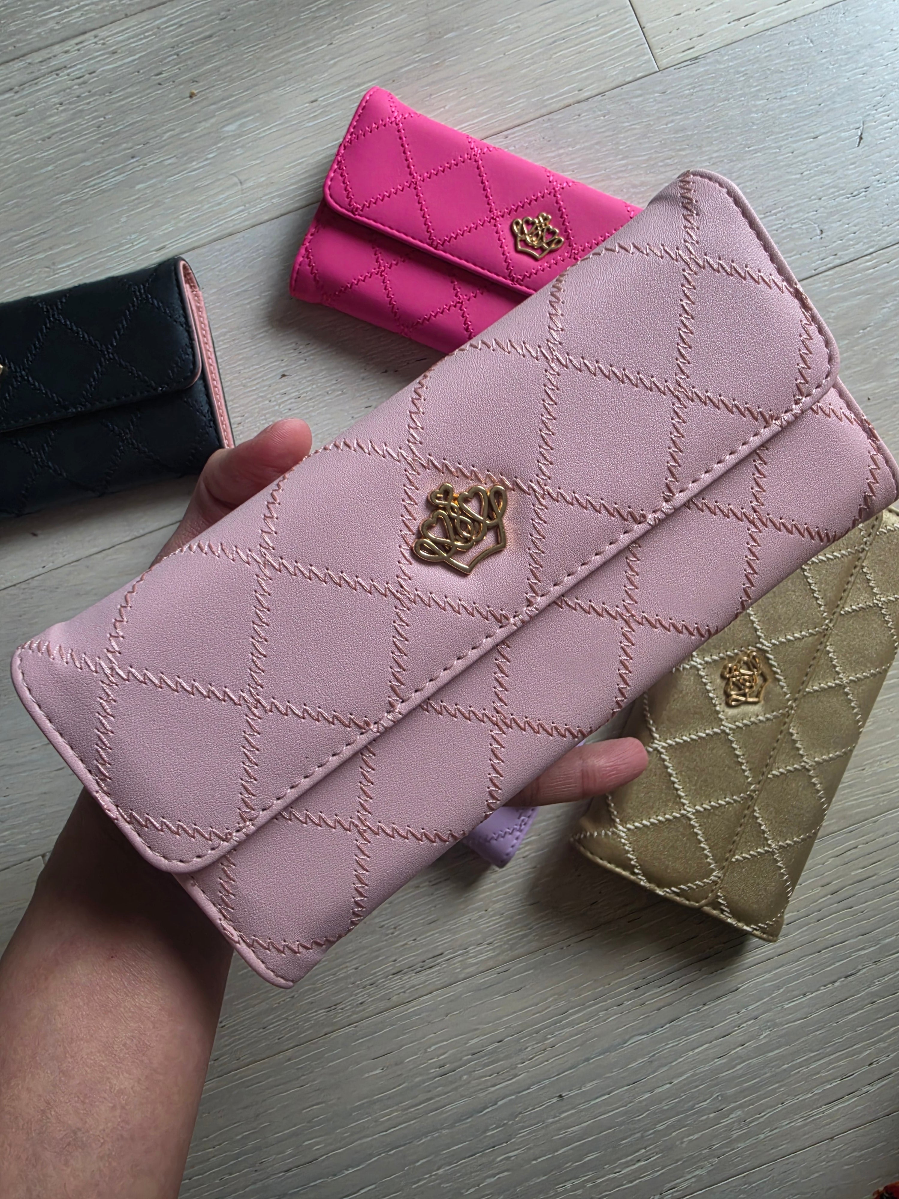 Woman everyday wallet, daily essential, timeless, elegant.