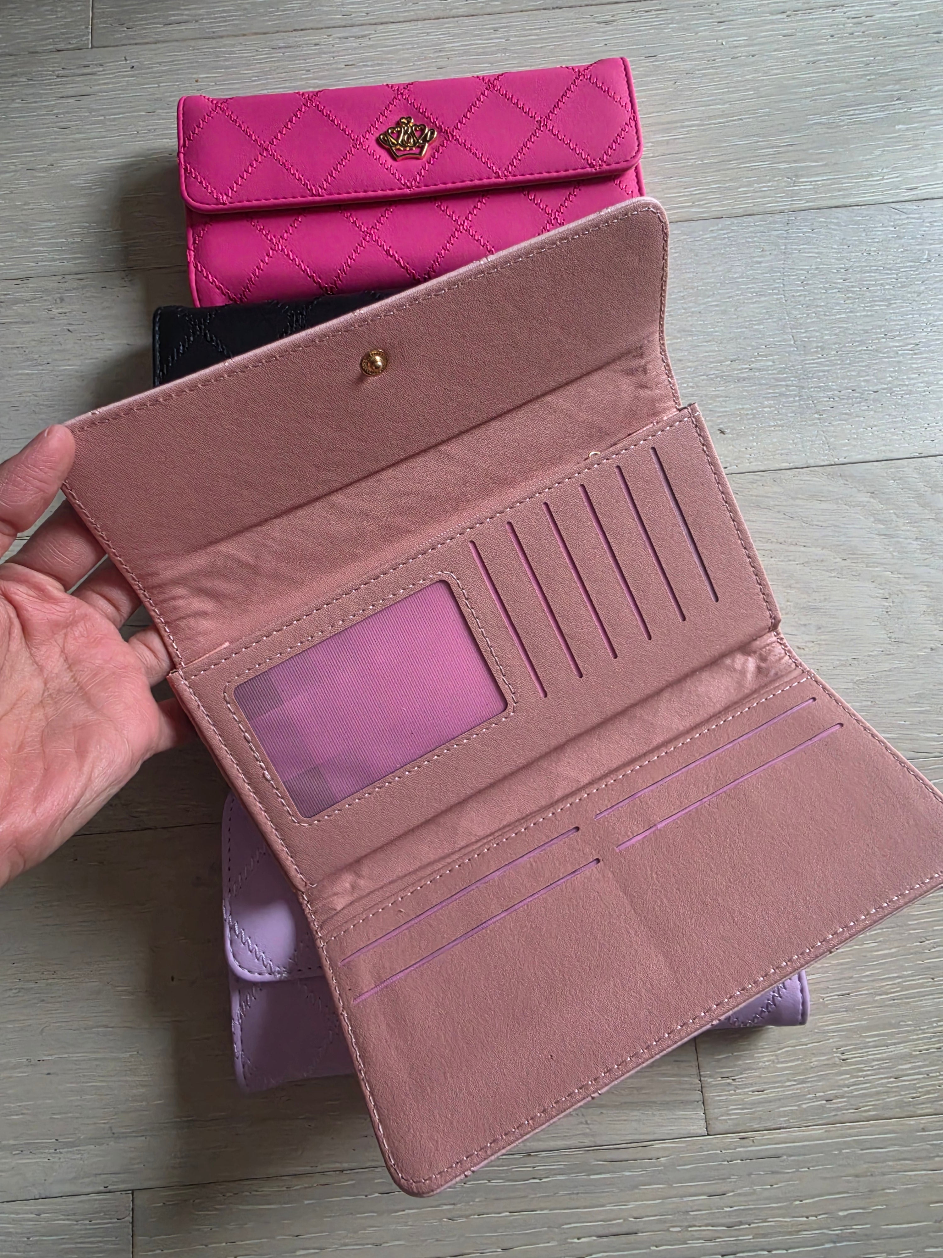 Woman everyday wallet, daily essential, timeless, elegant.