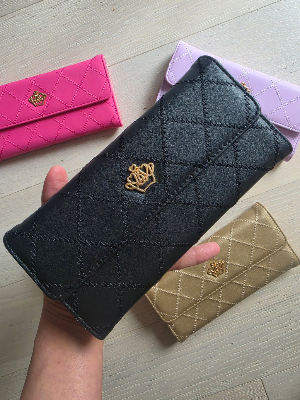 Woman everyday wallet, daily essential, timeless, elegant.