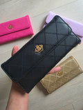 Woman everyday wallet, daily essential, timeless, elegant.