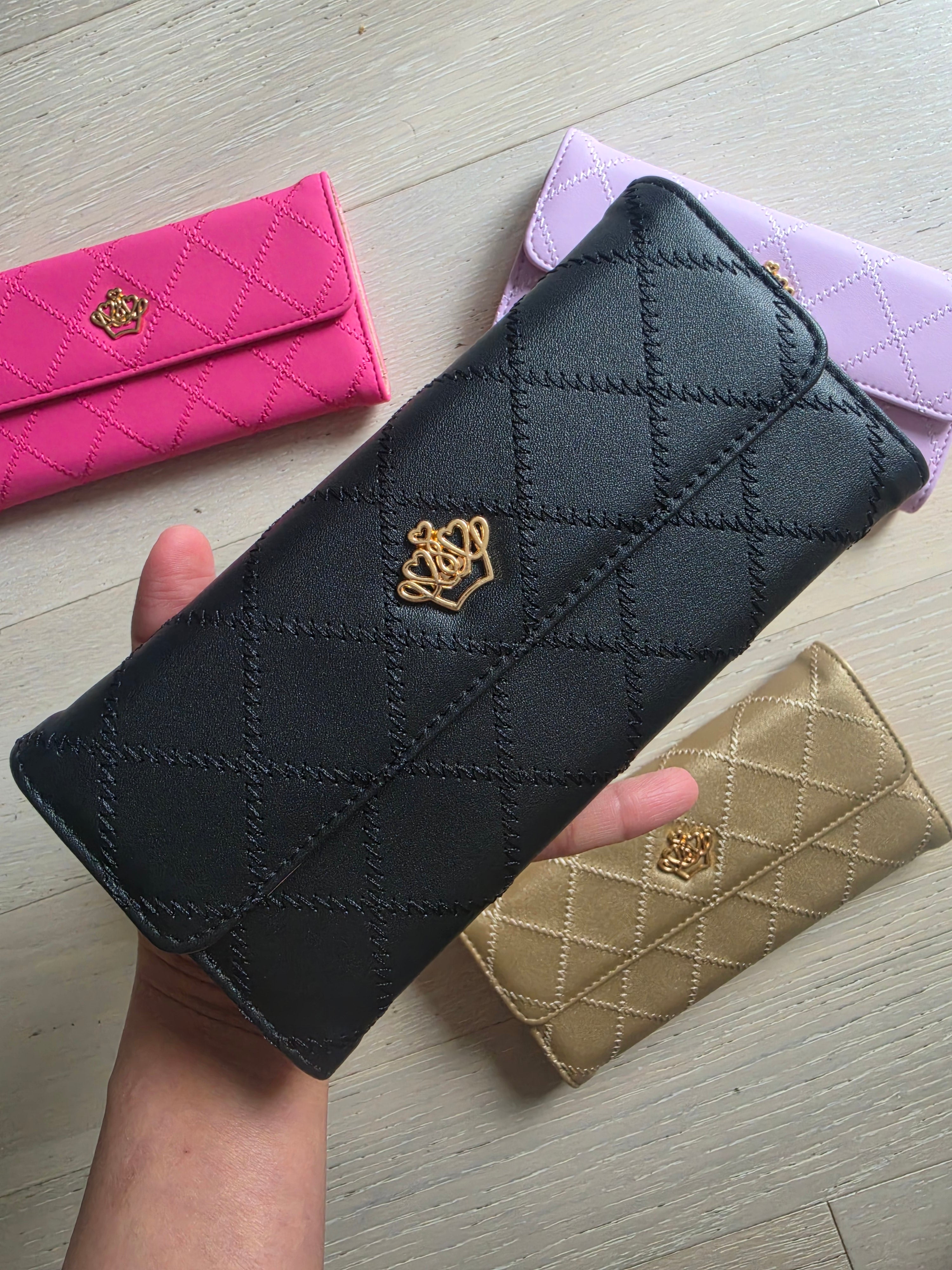 Woman everyday wallet, daily essential, timeless, elegant.