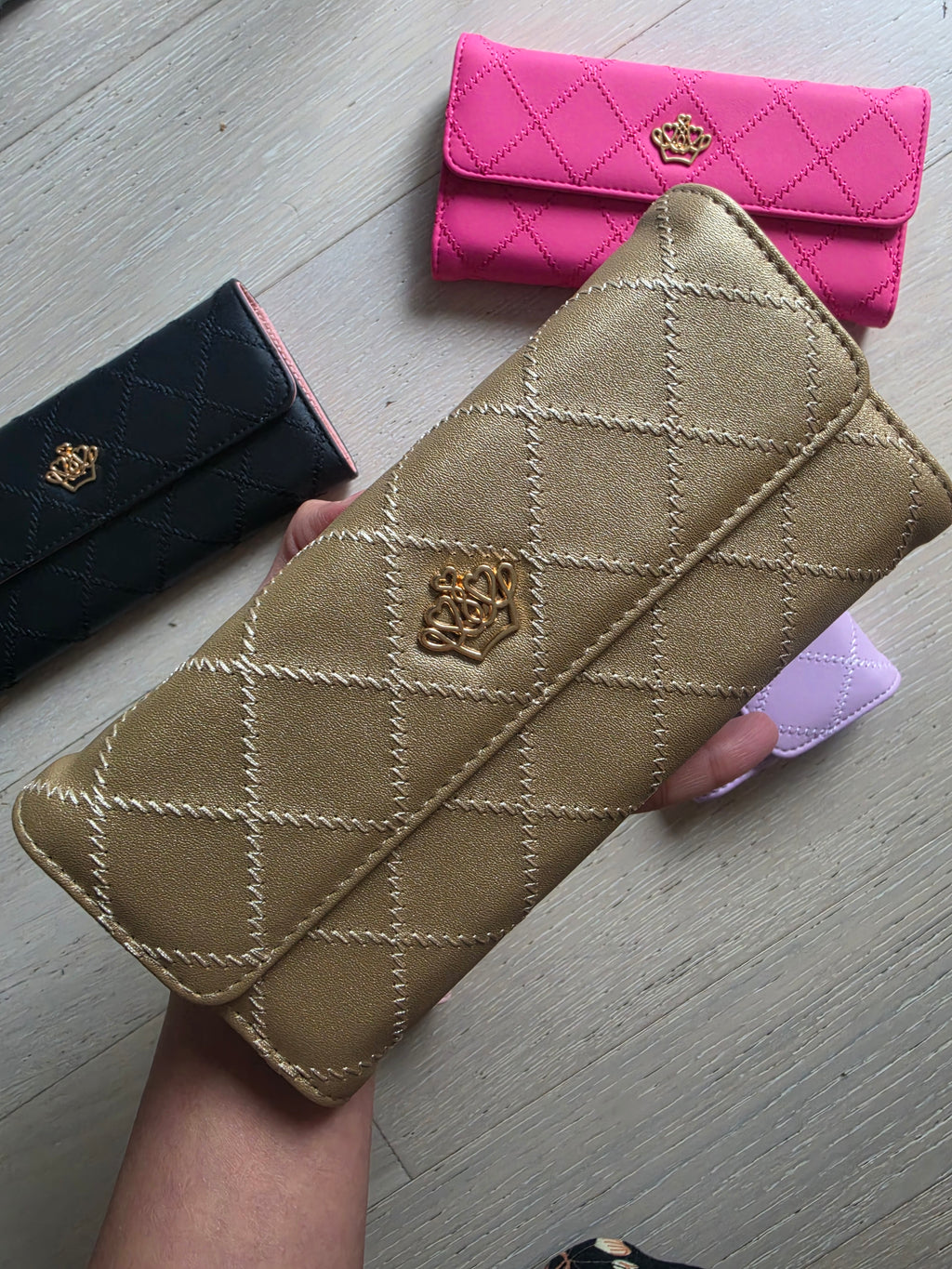 Woman everyday wallet, daily essential, timeless, elegant.
