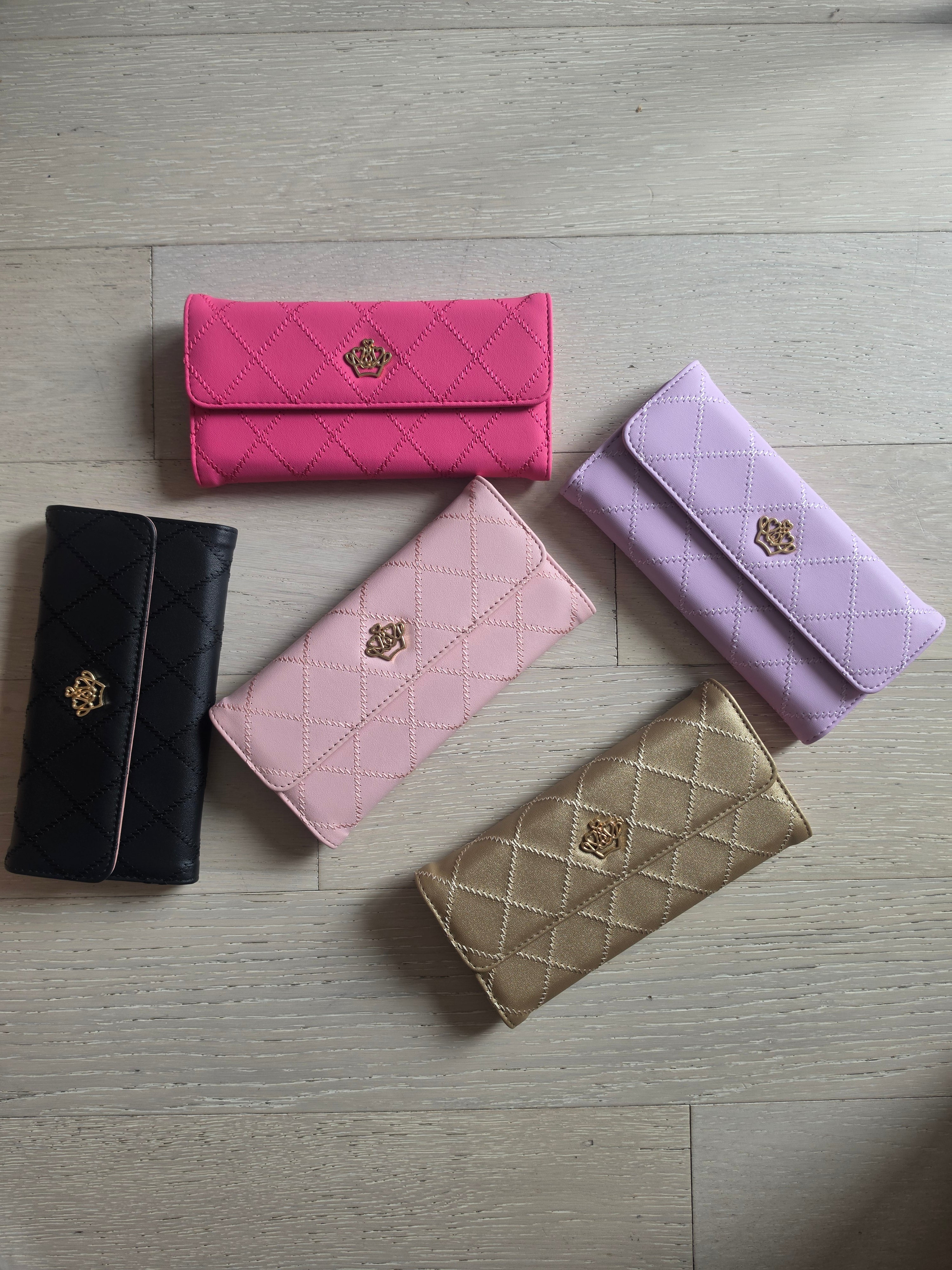 Woman everyday wallet, daily essential, timeless, elegant.